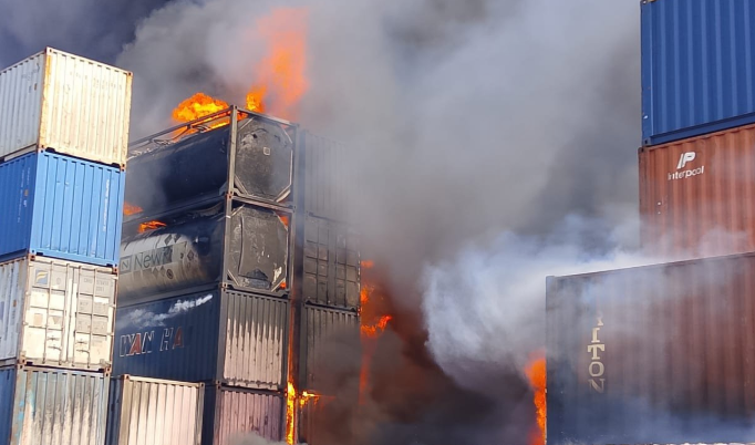 港口突发火灾！数十个集装箱“灰飞烟灭”…