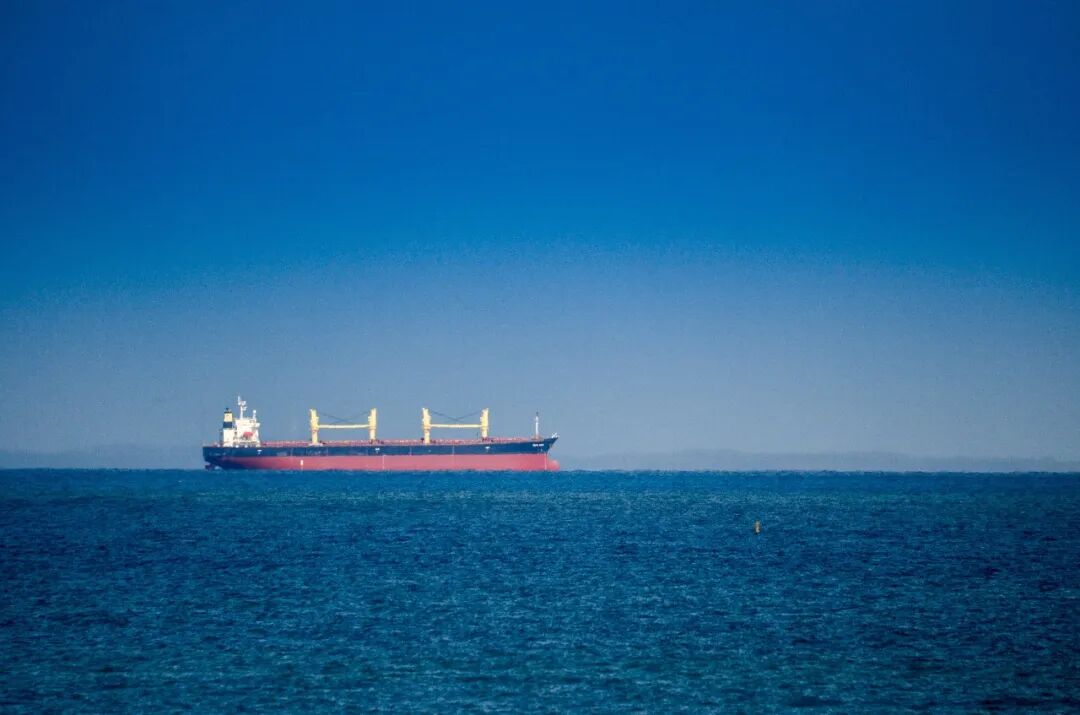 霍尔木兹海峡最新：首艘装载伊拉克原油的巨型油轮顺利通过，2艘印度LPG船正在穿越